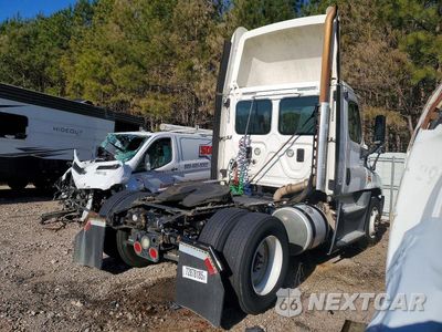 Czwarte zdjęcie samochodu z boku: 2016 FREIGHTLINER CASCADIA 125 SEMI TRUCK VIN:1FUBGEDV3GLHC5650 - miniatura