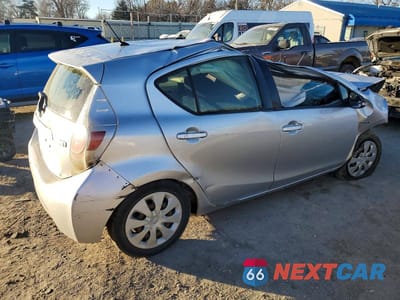 Trzecie zdjęcie samochodu z tyłu: 2013 TOYOTA PRIUS C VIN:JTDKDTB31D1047172 - miniatura