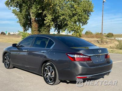 Trzecie zdjęcie samochodu z tyłu: 2017 HONDA ACCORD LX VIN:1HGCR2F34HA135473 - miniatura