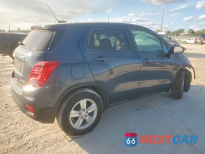 Trzecie zdjęcie samochodu z tyłu: 2021 CHEVROLET TRAX LS VIN:KL7CJKSB8MB337852 - miniatura