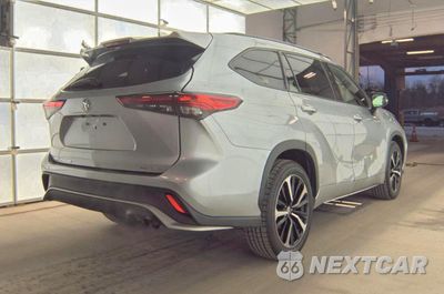 Trzecie zdjęcie samochodu z tyłu: 2022 TOYOTA HIGHLANDER XSE VIN:5TDJZRBH9NS200672 - miniatura