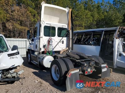 Trzecie zdjęcie samochodu z tyłu: 2016 FREIGHTLINER CASCADIA 125 SEMI TRUCK VIN:1FUBGEDV3GLHC5650 - miniatura