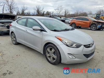 Czwarte zdjęcie samochodu z boku: 2013 HYUNDAI ELANTRA GLS VIN:KMHDH4AE9DU883070 - miniatura