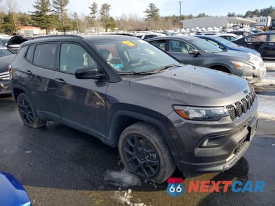 Czwarte zdjęcie samochodu z boku: 2023 JEEP COMPASS LATITUDE VIN:3C4NJDBN3PT503571 - miniatura