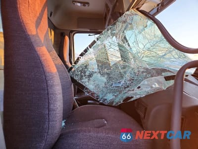 Piąte zdjęcie samochodu w środku: 2024 VOLVO VNR VIN:4V4WC9EH5RN653397 - miniatura