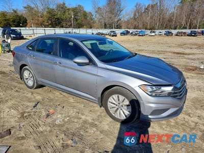 Czwarte zdjęcie samochodu z boku: 2020 VOLKSWAGEN JETTA S VIN:3VWCB7BU2LM073319 - miniatura