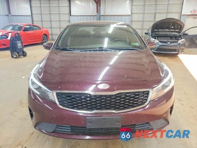 Piąte zdjęcie samochodu w środku: 2018 KIA FORTE LX VIN:3KPFK4A75JE258840 - miniatura
