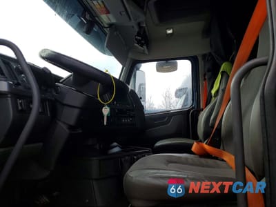Piąte zdjęcie samochodu w środku: 2020 VOLVO VNL SEMI TRUCK VIN:4V4NC9EHXLN255878 - miniatura