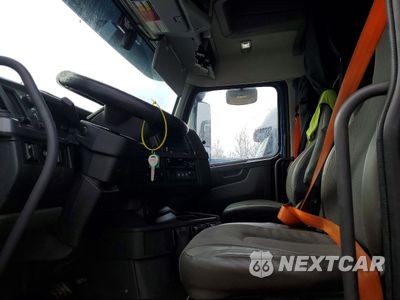 Piąte zdjęcie samochodu w środku: 2020 VOLVO VNL SEMI TRUCK VIN:4V4NC9EHXLN255878 - miniatura