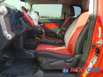 Zdjęcie 7 z 14 samochodu: 2012 TOYOTA FJ CRUISER VIN:JTEBU4BF5CK135226 - miniatura