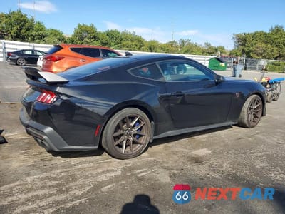 Trzecie zdjęcie samochodu z tyłu: 2024 FORD MUSTANG DARK HORSE VIN:1FA6P8R00R5506716 - miniatura