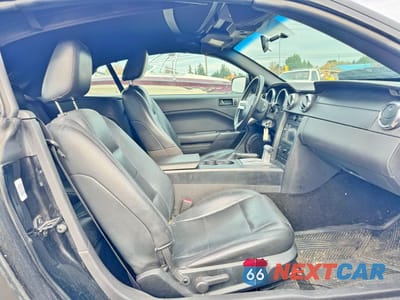 Piąte zdjęcie samochodu w środku: 2006 FORD MUSTANG VIN:1ZVFT84N165166218 - miniatura