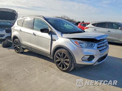 Czwarte zdjęcie samochodu z boku: 2018 FORD ESCAPE SE VIN:1FMCU0GD5JUA42020 - miniatura