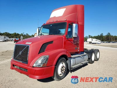 Drugie zdjęcie samochodu z przodu: 2014 VOLVO VNL SEMI TRUCK VIN:4V5NC9UG1EN147091 - miniatura