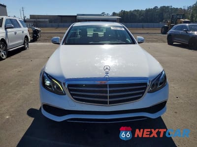 Piąte zdjęcie samochodu w środku: 2017 MERCEDES-BENZ E 300 VIN:WDDZF4JB5HA096071 - miniatura