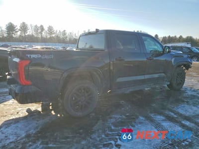 Trzecie zdjęcie samochodu z tyłu: 2024 TOYOTA TUNDRA CREWMAX SR VIN:5TFLA5DB1RX151856 - miniatura