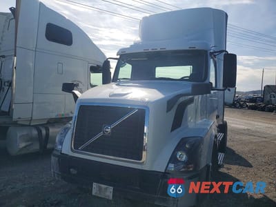 Drugie zdjęcie samochodu z przodu: 2018 VOLVO VNL SEMI TRUCK VIN:4V4N39TG0JN892723 - miniatura
