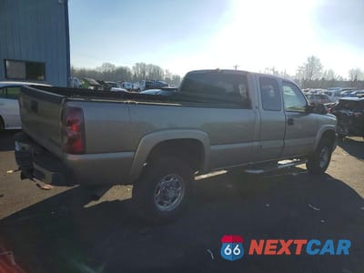 Trzecie zdjęcie samochodu z tyłu: 2004 CHEVROLET SILVERADO C2500 HEAVY DUTY VIN:1GCHC29G94E131734 - miniatura