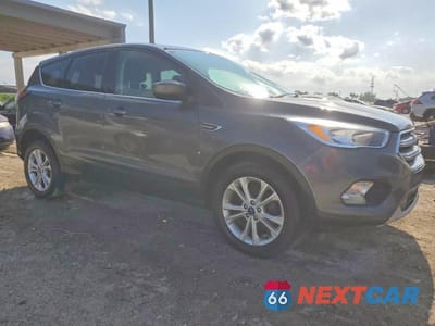 Czwarte zdjęcie samochodu z boku: 2017 FORD ESCAPE SE VIN:1FMCU0GDXHUE91333 - miniatura