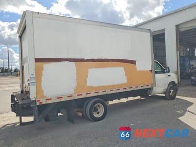 Trzecie zdjęcie samochodu z tyłu: 2021 FORD E450 BOX TRUCK VIN:1FDXE4FN7MDC00572 - miniatura