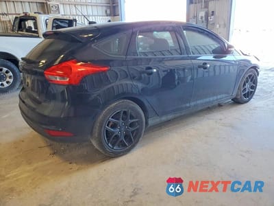 Trzecie zdjęcie samochodu z tyłu: 2016 FORD FOCUS SE VIN:1FADP3K21GL321248 - miniatura
