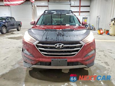 Piąte zdjęcie samochodu w środku: 2018 HYUNDAI TUCSON VALUE VIN:KM8J3CA28JU775584 - miniatura
