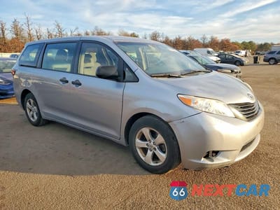 Czwarte zdjęcie samochodu z boku: 2015 TOYOTA SIENNA VIN:5TDZK3DCXFS591516 - miniatura