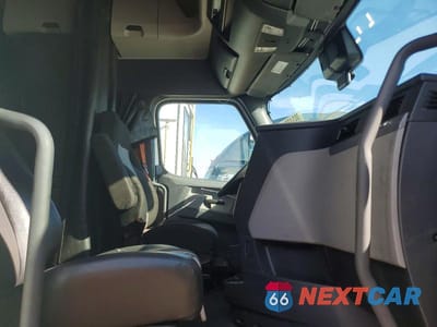 Piąte zdjęcie samochodu w środku: 2020 FREIGHTLINER CASCADIA 126 SEMI TRUCK VIN:3AKJHHDR3LSME9799 - miniatura