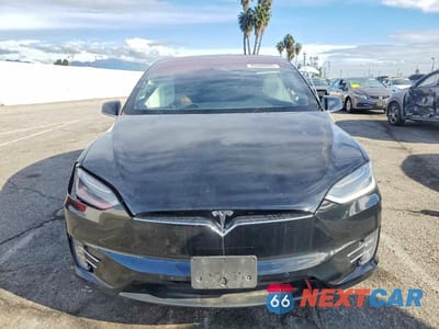 Piąte zdjęcie samochodu w środku: 2018 TESLA MODEL X VIN:5YJXCBE24JF115117 - miniatura