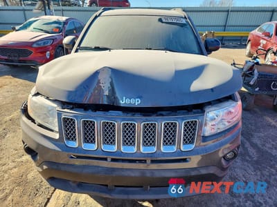 Piąte zdjęcie samochodu w środku: 2016 JEEP COMPASS LATITUDE VIN:1C4NJCEA4GD792789 - miniatura