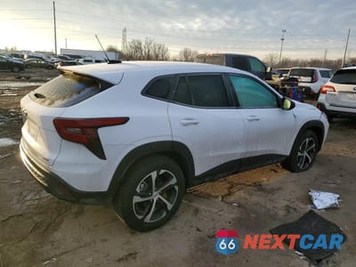 Trzecie zdjęcie samochodu z tyłu: 2025 CHEVROLET TRAX 1RS VIN:KL77LGEP4SC088957 - miniatura