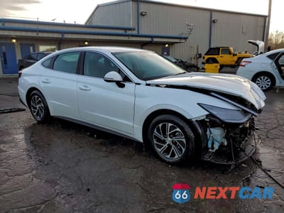 Czwarte zdjęcie samochodu z boku: 2023 HYUNDAI SONATA HYBRID VIN:KMHL24JJ0PA077649 - miniatura