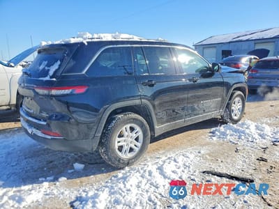 Trzecie zdjęcie samochodu z tyłu: 2023 JEEP GRAND CHEROKEE LAREDO VIN:1C4RJHAG9PC527154 - miniatura