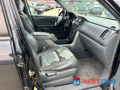 Piąte zdjęcie samochodu w środku: 2005 HONDA PILOT EXL VIN:2HKYF18655H536775 - miniatura