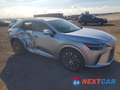 Czwarte zdjęcie samochodu z boku: 2023 LEXUS RX 350 PREMIUM VIN:JTJCHMAA1P2005546 - miniatura