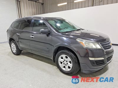 Czwarte zdjęcie samochodu z boku: 2015 CHEVROLET TRAVERSE LS VIN:1GNKRFED6FJ117976 - miniatura