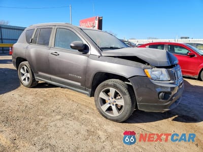 Czwarte zdjęcie samochodu z boku: 2016 JEEP COMPASS LATITUDE VIN:1C4NJCEA4GD792789 - miniatura