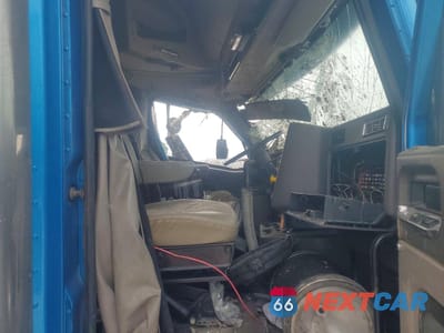 Piąte zdjęcie samochodu w środku: 2000 INTERNATIONAL 9400 9400I - SEMI TRUCK VIN:2HSCNAER2YC042368 - miniatura