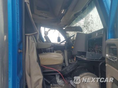 Piąte zdjęcie samochodu w środku: 2000 INTERNATIONAL 9400 9400I - SEMI TRUCK VIN:2HSCNAER2YC042368 - miniatura