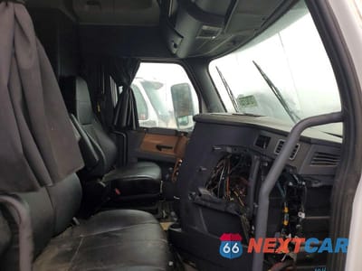 Piąte zdjęcie samochodu w środku: 2019 FREIGHTLINER CASCADIA 126 SEMI TRUCK VIN:3AKJHHDRXKSKF5091 - miniatura