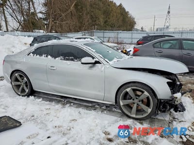 Czwarte zdjęcie samochodu z boku: 2013 AUDI S5 3.0T QUATTRO 2DR VIN:WAURGBFR6DA001557 - miniatura