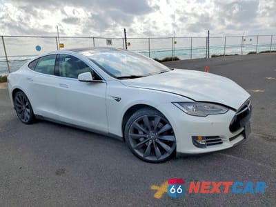 Czwarte zdjęcie samochodu z boku: 2014 TESLA MODEL S VIN:5YJSA1S18EFP43340 - miniatura