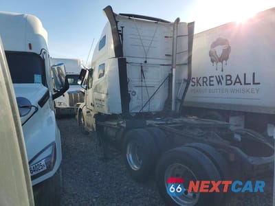 Trzecie zdjęcie samochodu z tyłu: 2022 VOLVO VNL SEMI TRUCK VIN:4V4NC9EH4NN281881 - miniatura