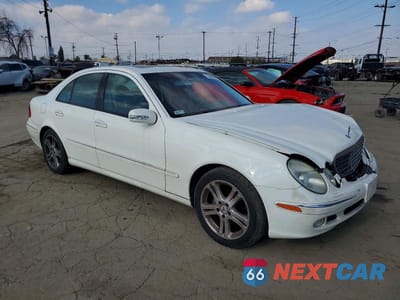 Czwarte zdjęcie samochodu z boku: 2004 MERCEDES-BENZ E 500 VIN:WDBUF70J24A415708 - miniatura