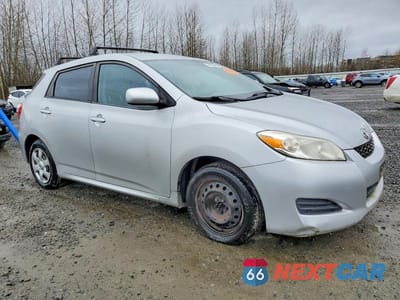 Czwarte zdjęcie samochodu z boku: 2010 TOYOTA MATRIX BASE VIN:2T1KU4EE8AC287720 - miniatura
