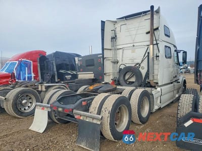 Czwarte zdjęcie samochodu z boku: 2016 VOLVO VN VNL VIN:4V4NC9EH2GN962494 - miniatura