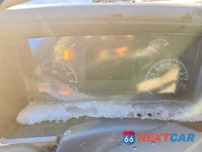 Zdjęcie 8 z 10 samochodu: 2022 VOLVO VHD DUMP TRUCK VIN:4V5KC9EH0NN601762 - miniatura