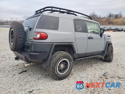 Trzecie zdjęcie samochodu z tyłu: 2013 TOYOTA FJ CRUISER VIN:JTEBU4BF7DK159058 - miniatura