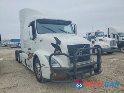 2020 VOLVO VNR 4V4WC9EH1LN219288 - główne zdjęcie licytacji z USA - miniatura