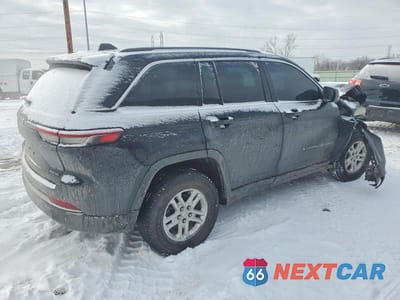 Trzecie zdjęcie samochodu z tyłu: 2023 JEEP GRAND CHEROKEE LAREDO VIN:1C4RJHAG9PC562535 - miniatura
